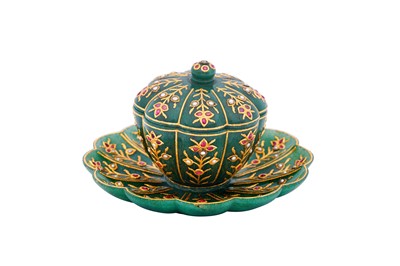 Lot 161 - A MUGHAL-REVIVAL KUNDAN-SET CARVED GREEN HARDSTONE LIDDED CUP WITH SAUCER
