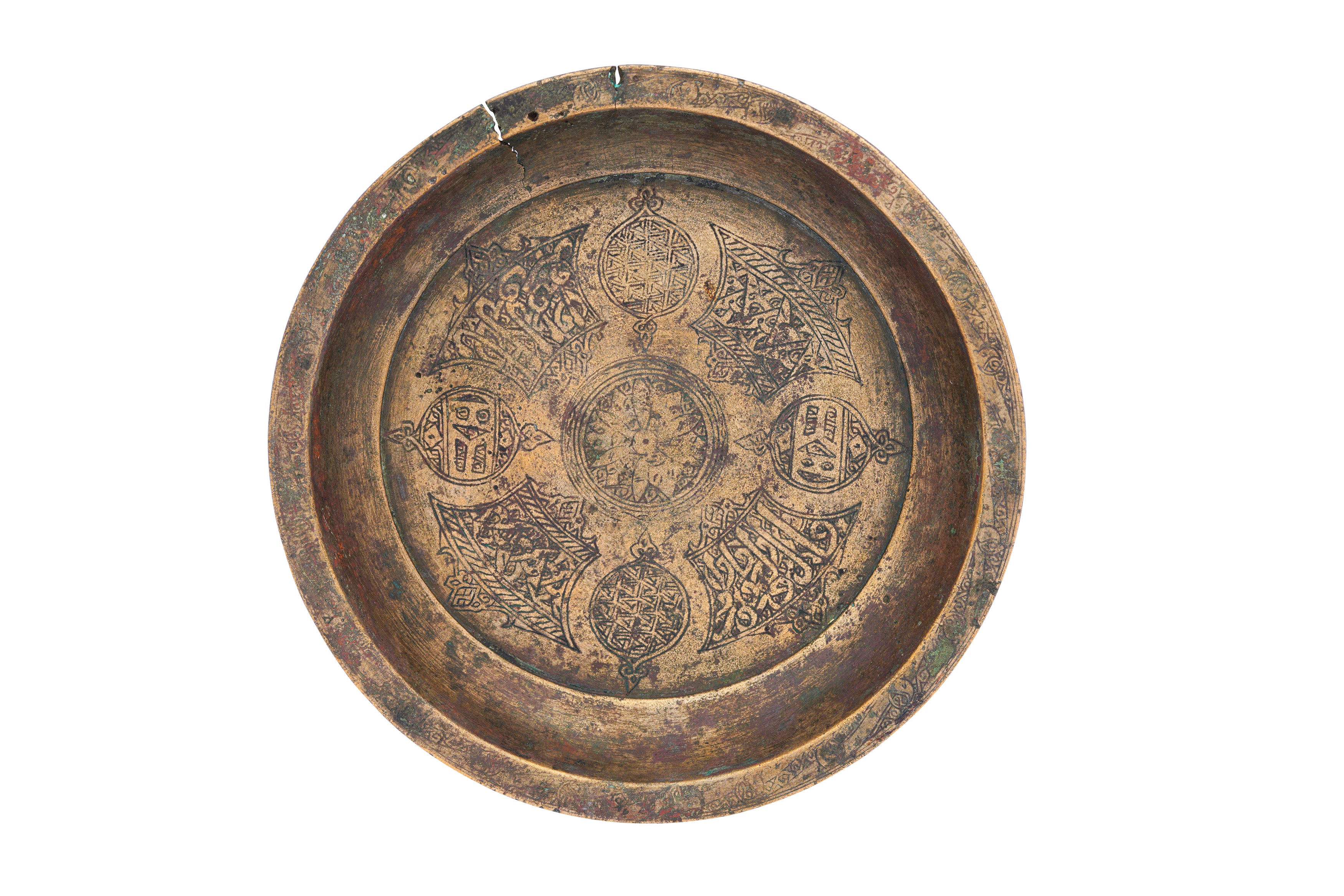 Lot 366 - AN ENGRAVED BRASS DISH WITH THE SCRIBE