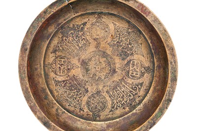 Lot 366 - AN ENGRAVED BRASS DISH WITH THE SCRIBE INSIGNIA