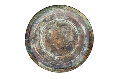 Lot 366 - AN ENGRAVED BRASS DISH WITH THE SCRIBE INSIGNIA