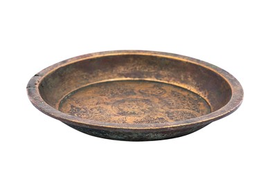 Lot 366 - AN ENGRAVED BRASS DISH WITH THE SCRIBE INSIGNIA