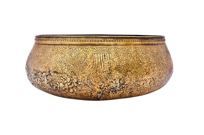Lot 368 - A LARGE ENGRAVED BRASS MAMLUK BOWL WITH THE CUPBEARER INSIGNIA