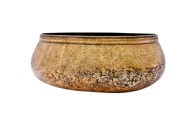 Lot 368 - A LARGE ENGRAVED BRASS MAMLUK BOWL WITH THE CUPBEARER INSIGNIA