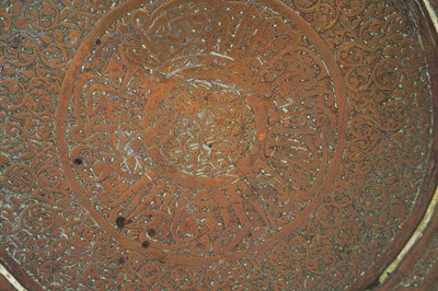 Lot 367 - AN ENGRAVED TINNED COPPER MAMLUK CHARGER WITH THE SCRIBE INSIGNIA