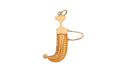 Lot 420 - A SMALL GOLD PENDANT IN THE SHAPE OF A JAMBIYA DAGGER