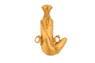 Lot 419 - A GOLD BROOCH IN THE SHAPE OF A JAMBIYA DAGGER