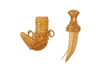 Lot 419 - A GOLD BROOCH IN THE SHAPE OF A JAMBIYA DAGGER