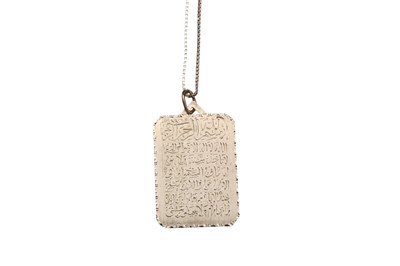 Lot 86 - A PENDANT NECKLACE WITH ARABIC CHARACTERS