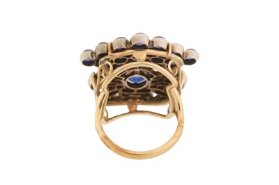 Lot 30 - A SAPPHIRE AND DIAMOND RING