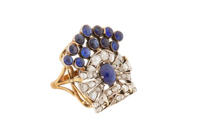 Lot 30 - A SAPPHIRE AND DIAMOND RING