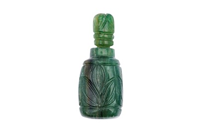 Lot 193 - AN INDIAN MINIATURE CARVED EMERALD SCENT BOTTLE WITH STOPPER