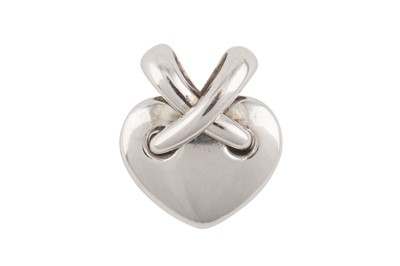 Lot 154 - A HEART PENDANT BY CHAUMET