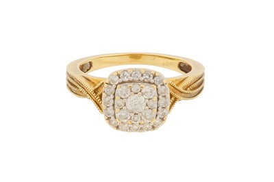 Lot 91 - A DIAMOND CLUSTER RING