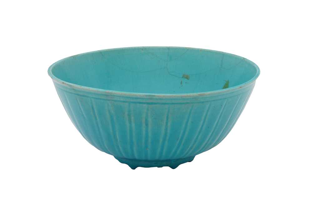 Lot 23 - A SAFAVID MONOCHROME TURQUOISE-GLAZED POTTERY BOWL