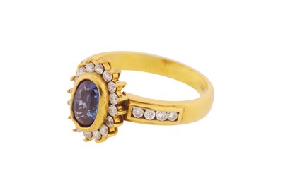 Lot 18 - A SAPPHIRE AND DIAMOND CLUSTER RING