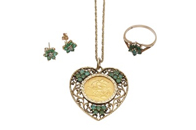 Lot 6 - AN EMERALD JEWELLERY NECKLACE, EARRING AND RING SUITE