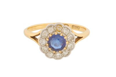 Lot 53 - A SAPPHIRE AND DIAMOND CLUSTER RING