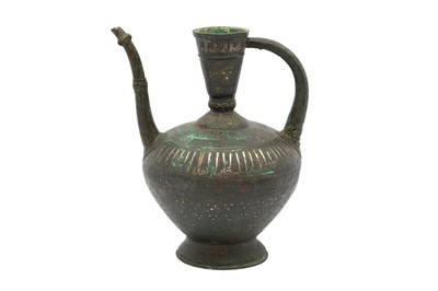 Lot 10 - AN IMPRESSIVE FINELY ENGRAVED SILVER-INLAID BRONZE CEREMONIAL SPOUTED EWER