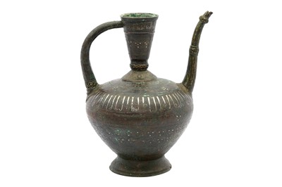Lot 10 - AN IMPRESSIVE FINELY ENGRAVED SILVER-INLAID BRONZE CEREMONIAL SPOUTED EWER