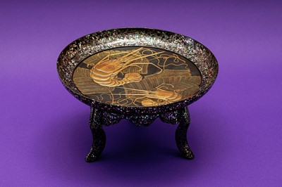 Lot 998 - A JAPANESE LACQUER 'CRUSTACEANS' OFFERING DISH