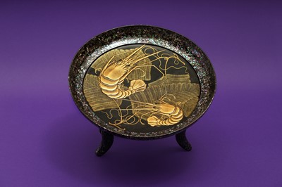 Lot 998 - A JAPANESE LACQUER 'CRUSTACEANS' OFFERING DISH