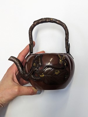 Lot 1007 - A JAPANESE MIXED METAL 'KAKI FRUIT' TEA KETTLE AND COVER