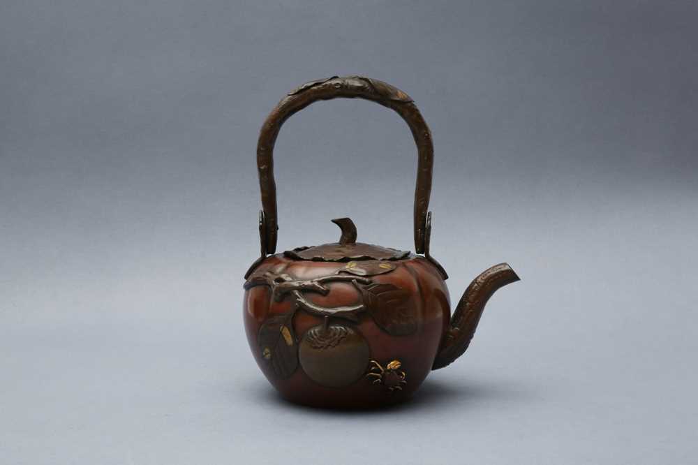 Lot 1007 - A JAPANESE MIXED METAL 'KAKI FRUIT' TEA KETTLE AND COVER