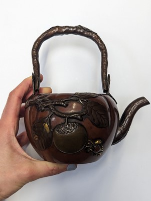 Lot 1007 - A JAPANESE MIXED METAL 'KAKI FRUIT' TEA KETTLE AND COVER