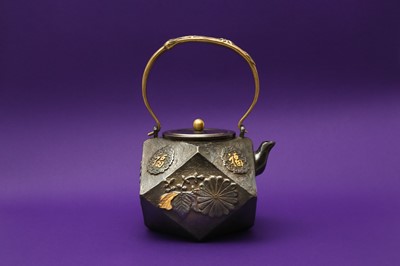 Lot 1009 - A JAPANESE INLAID 'FUKU' IRON TEA KETTLE AND COVER