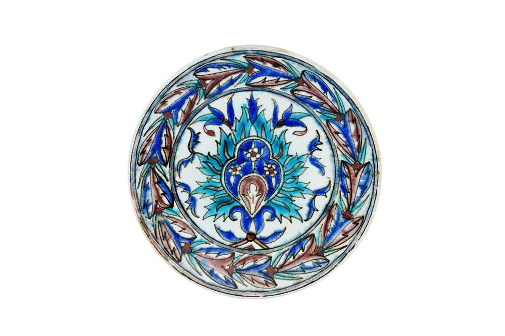 Lot 404 - A SMALL IZNIK-STYLE KUTAHYA POTTERY DISH