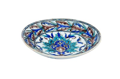 Lot 404 - A SMALL IZNIK-STYLE KUTAHYA POTTERY DISH