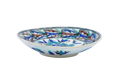 Lot 404 - A SMALL IZNIK-STYLE KUTAHYA POTTERY DISH