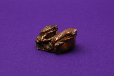 Lot 1022 - A JAPANESE BOXWOOD NETSUKE OF TWO TOADS