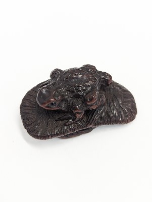 Lot 1021 - A JAPANESE WOOD NETSUKE OF A TOAD ON A SLIPPER