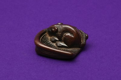 Lot 1026 - A JAPANESE WOOD 'RAT' NETSUKE