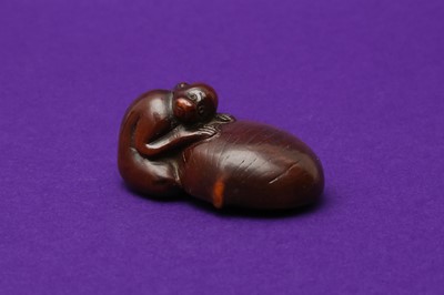 Lot 1025 - A JAPANESE WOOD 'MONKEY AND CHESTNUT' NETSUKE