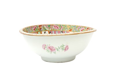 Lot 783 - A CHINESE CANTON FAMILLE-ROSE 'FIGURATIVE' BOWL