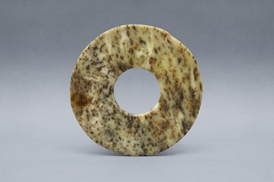 Lot 502 - A CHINESE ARCHAIC MOTTLED JADE DISC, BI