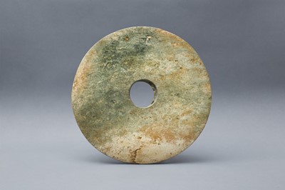 Lot 374 - A LARGE CHINESE ARCHAIC MOTTLED GREEN JADE DISC, BI