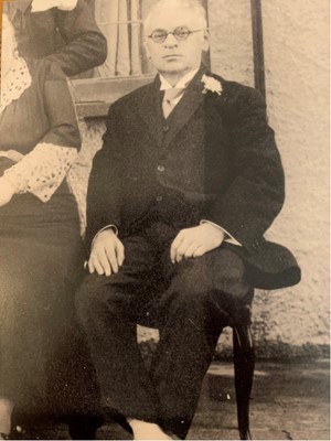 Lot 374 - A LARGE CHINESE ARCHAIC MOTTLED GREEN JADE DISC, BI