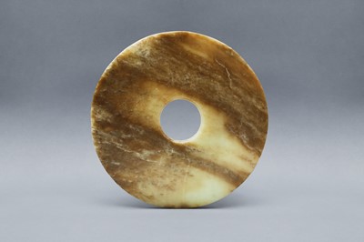 Lot 194 - A CHINESE ARCHAIC YELLOW-BROWN JADE DISC, BI