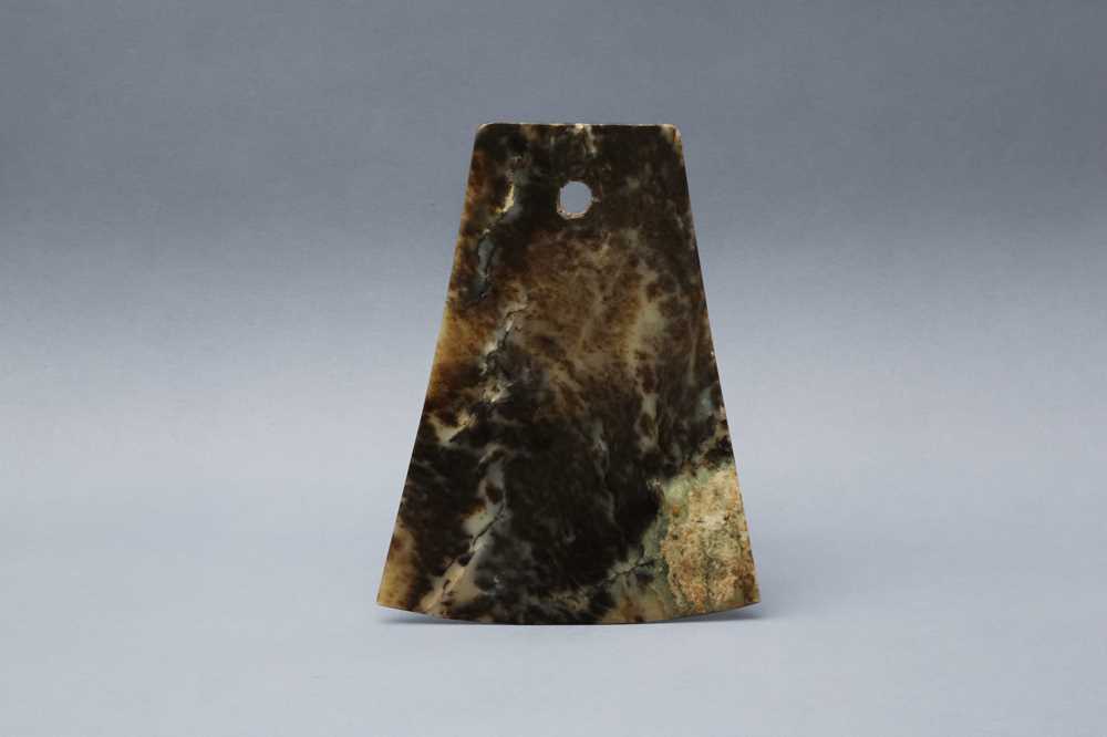 Lot 402 - A CHINESE ARCHAISTIC JADE AXE HEAD, YUE