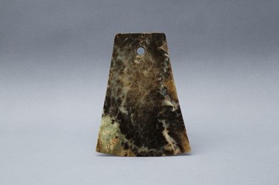 Lot 402 - A CHINESE ARCHAISTIC JADE AXE HEAD, YUE