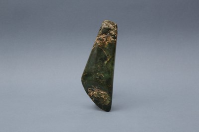 Lot 197 - A CHINESE ARCHAIC SPINACH-GREEN JADE AXE HEAD, YUE