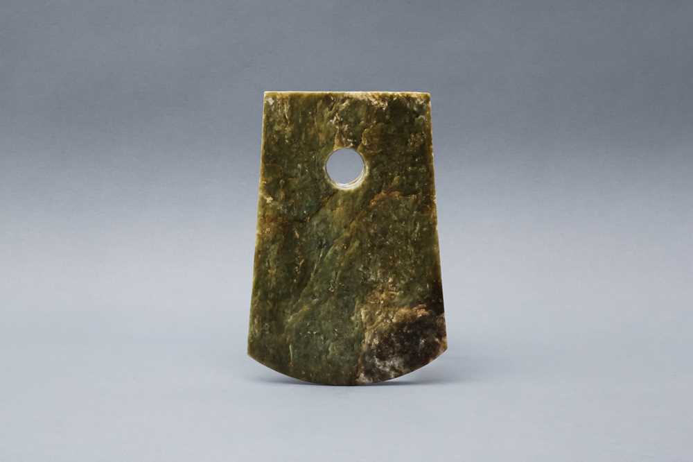 Lot 401 - A CHINESE ARCHAIC JADE AXE HEAD, YUE