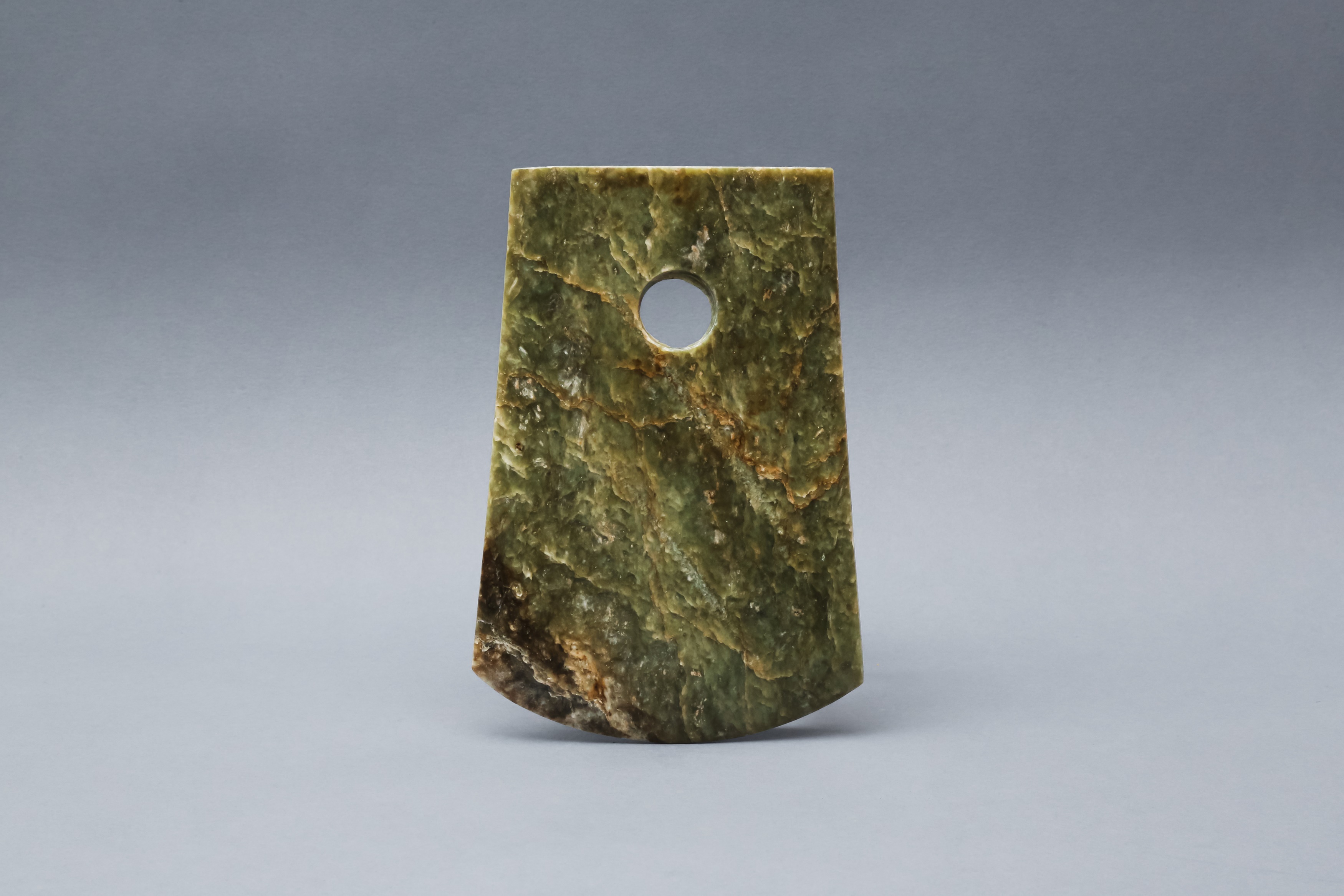 Lot 401 - A CHINESE ARCHAIC JADE AXE HEAD, YUE