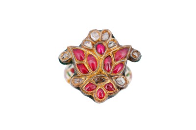 Lot 265 - AN INDIAN POLYCHROME ENAMELLED GEM-SET CHILD'S RING