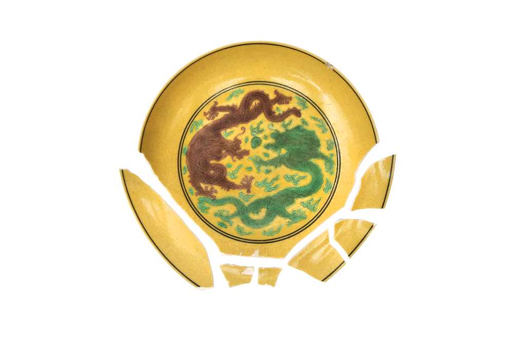 Lot 146 - A CHINESE YELLOW-GROUND 'DRAGON' DISH