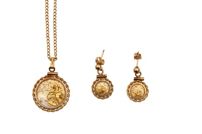 Lot 28 - A PENDANT NECKLACE AND EARRINGS SUITE