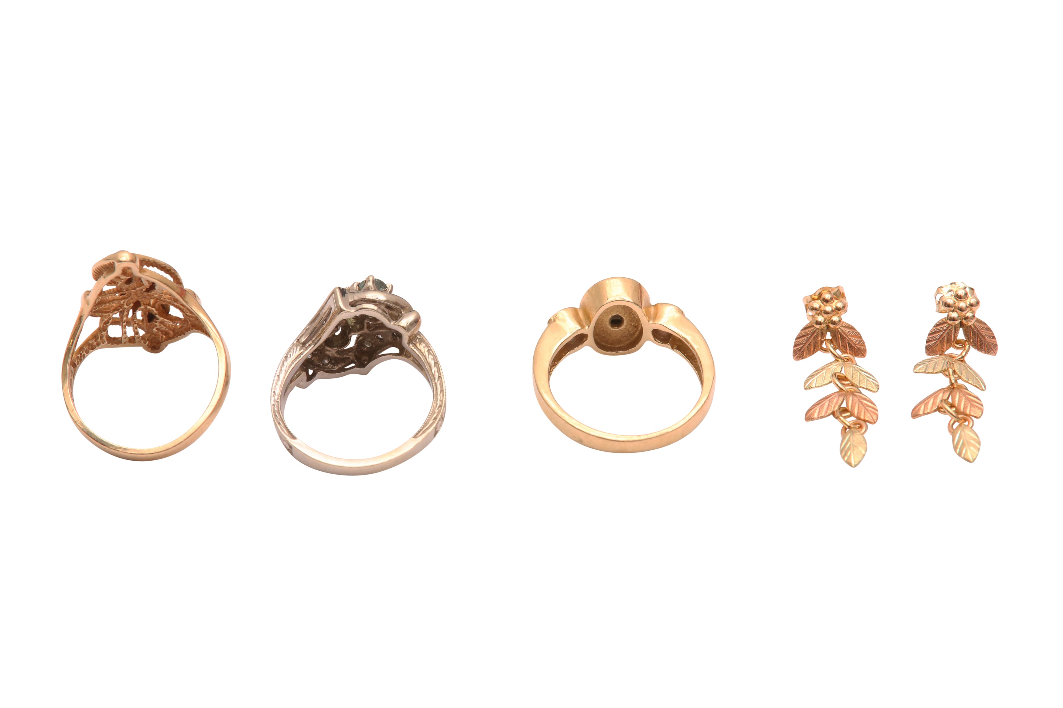 Lot 30 - THREE RINGS AND A PAIR OF EARRINGS